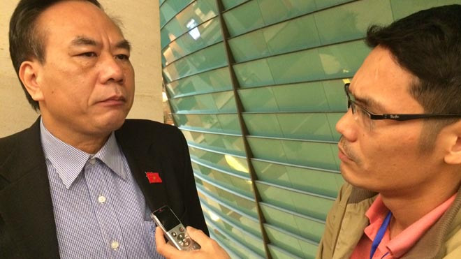 ĐB Bùi Đức Thụ trao đổi với phóng viên