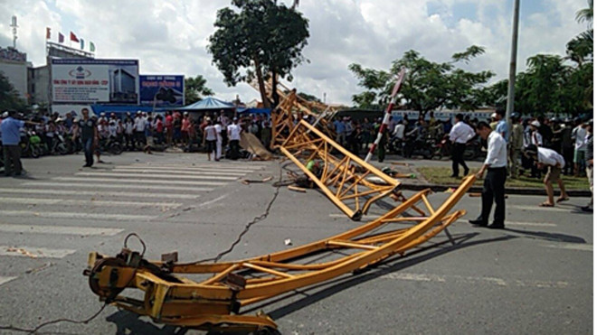 Cần cẩu gãy làm 3 khúc. Ảnh: Giang Chinh.