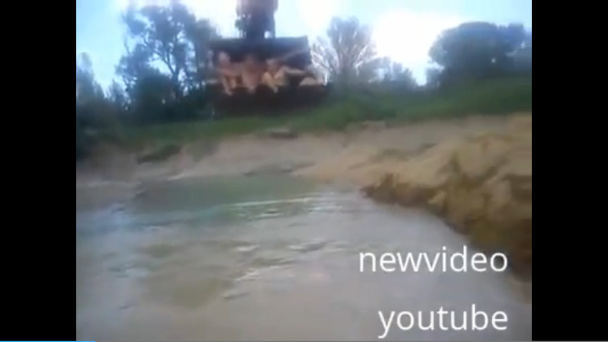 Hết hồn cảnh 3 chàng trai nghịch dại với máy xúc