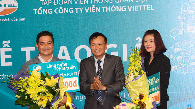 Lê Hữu Hiền, Phó Tổng giám đốc Tổng Cty Viễn thông Viettel trao giải thưởng “Tâm huyết” cho các khách hàng đạt giải