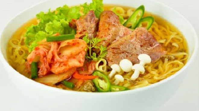 Khi ăn mì tôm nên kết hợp rau xanh và thịt.