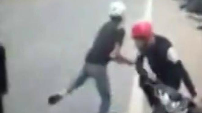 Bị truy đuổi, 2 cẩu tặc dùng dao phóng lợn cướp xe máy