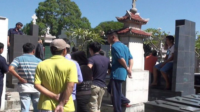 Người dân phát hiện vụ việc trong nghĩa trang