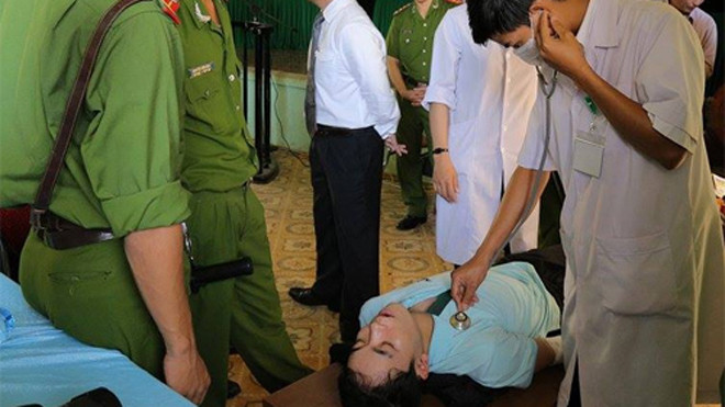 Bảo được cán bộ y tế cấp cứu. Ảnh: Hoàng Táo