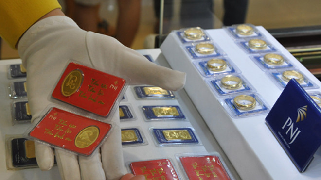 Khoảng cách giá vàng trong nước và thế giới vẫn ở mức cao. Ảnh: Lệ Chi.