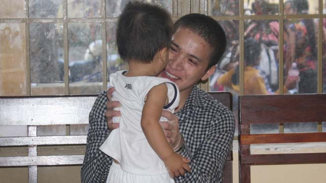 Nụ cười thoáng nhanh trên gương mặt bị cáo Thọ trong giây lát được bồng con trai trong giờ nghị án