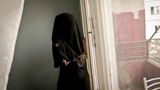 Aws, 25 tuổi, từng là vợ của một chiến binh IS và là thành viên lữ đoàn "cảnh sát đạo đức" toàn nữ của nhóm cực đoan trước khi đào tẩu. Ảnh: NYTimes