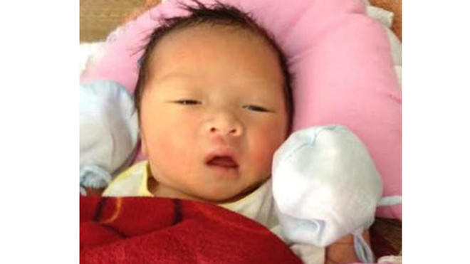 Hiện cháu bé đang được gia đình ông Thạch chăm sóc