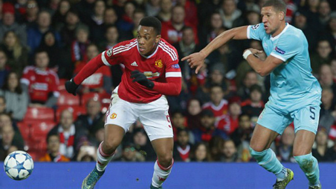 Martial (trái) không thể hiện nhiều khi vừa bình phục chấn thương. Ảnh: AFP.