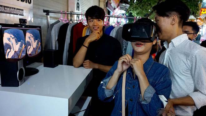 Ngoài bộ máy tính, trò giải trí không thể thiếu chiếc kính thực tế ảo. Chiếc kính được nối với máy tính bằng một sợ dây truyền tín hiệu dài khoảng 3 mét.