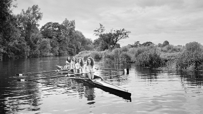 Nữ sinh chụp ảnh lịch khỏa thân làm từ thiện