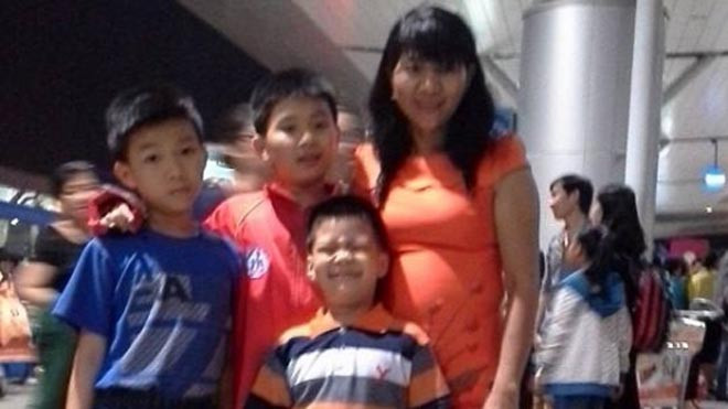 Chị Đàn cùng 3 cậu con trai thư giãn sau những giờ học tập, thi đấu.