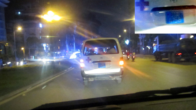 Chiếc xe cứu thương đi qua nơi xảy ra tai nạn nhưng không dừng lại chở nạn nhân đi cấp cứu.