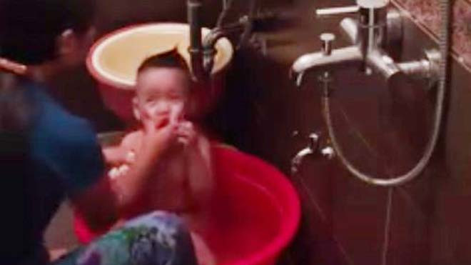 Mẹ đặt camera phát hiện 'ôsin' bạo hành con trong nhà tắm