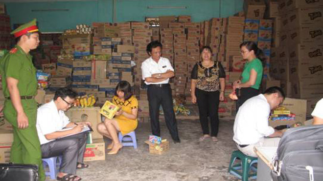 Thanh tra Sở Khoa học và Công nghệ Nam Định thanh tra một cơ sở sản xuất hàng đóng gói sẵn