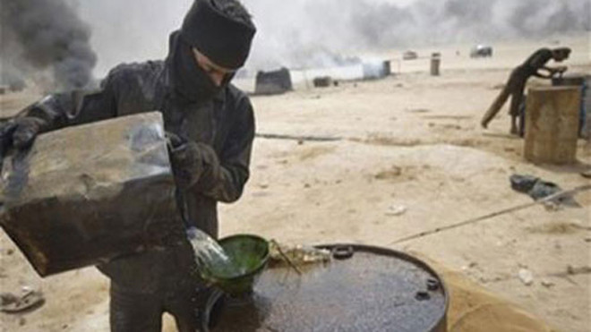 IS đang kiếm hàng triệu USD mỗi ngày từ buôn bán dầu lậu. Ảnh: Sputnik