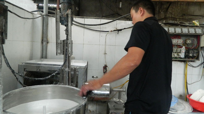 Một hộ dân sản xuất bún tại Phú Đô