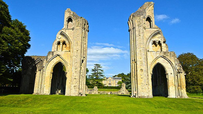 Nhiều truyền thuyết về tu viện Glastonbury là do các cha xứ dựng lên. Ảnh: Ancient Origins.