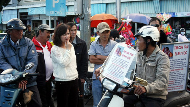 Anh Huynh rong ruổi trên nhiều đường phố tìm con. Ảnh: Khánh Hương