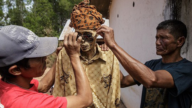 Bộ tộc Torajan hiện có khoảng 650.000 thành viên, hầu hết theo đạo Ki-tô giáo hoặc Hồi giáo. Nghi thức tang lễ kể trên rất tốn kém – kéo dài nhiều ngày và phải giết mổ trâu, bò để cầu bình an cho người chết - nên nhiều người phải tiết kiệm cả đời để thực 
