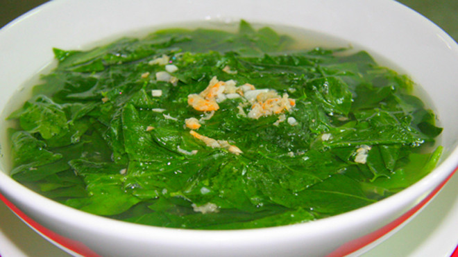 Nên chọn rau ngót lá mỏng, cứng, nấu canh nước màu xanh nhạt để phòng ngộ độc.
