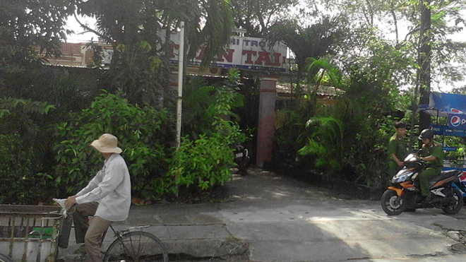 Bên ngoài nhà nghỉ nơi phát hiện thi thể cô gái 20 tuổi chết bất thường sau 3 ngày thuê trọ.