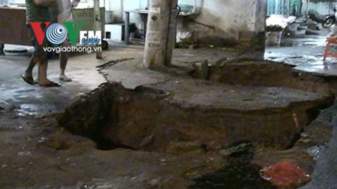 Bất ngờ xuất hiện “hố tử thần” khủng lúc chiều tối