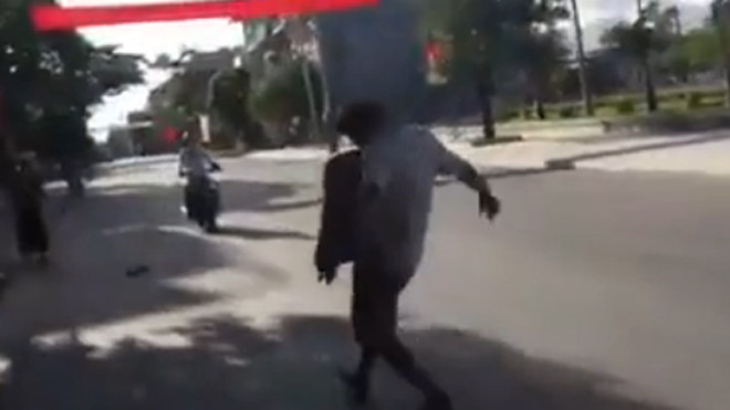 Dị nhân ở Quảng Ninh ngậm bao xi măng đi nửa cây số