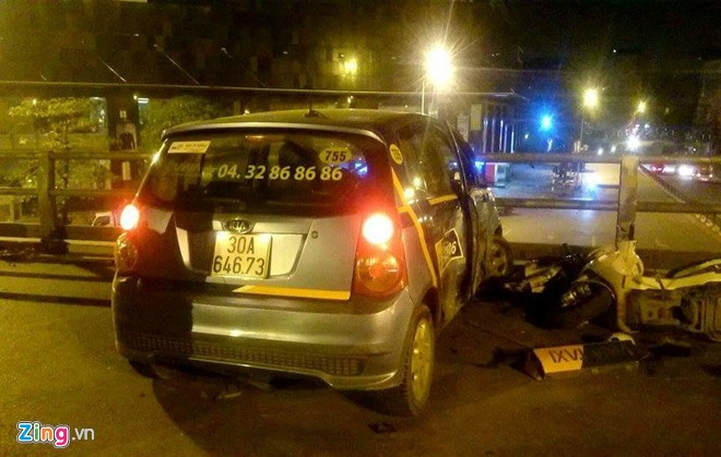Sau khi tông xe thẳng vào thành cầu, tài xế taxi mở cửa nhảy cầu. Ảnh: Hoàn Nguyễn.