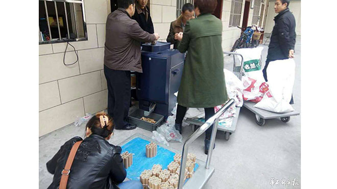 Số tiền xu tiết kiệm 10 năm qua được bà Ning đựng trong 7 bao tải. Ảnh: news.huxi100