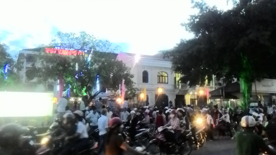 Khung cảnh hỗn loạn trước khách sạn Duy Tân