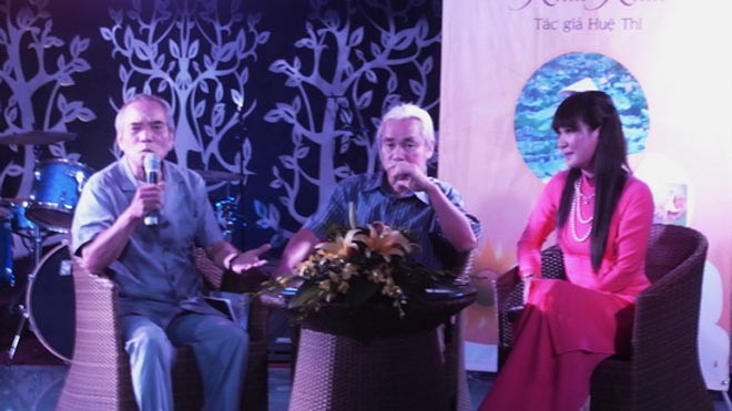 Từ trái sang nhà thơ Phạm Đức, nhà phê bình Phạm Xuân Nguyên, tác giả Huệ Thi.