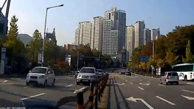 Ô tô 'điên' tự ghi lại cảnh đại náo trên phố