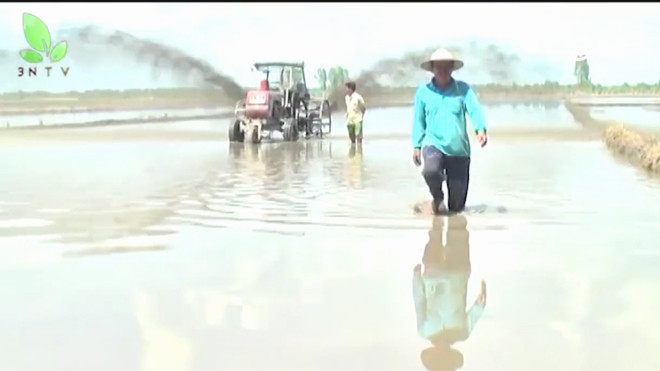Nông dân Đồng Tháp chế tạo máy vét kênh mương không người lái