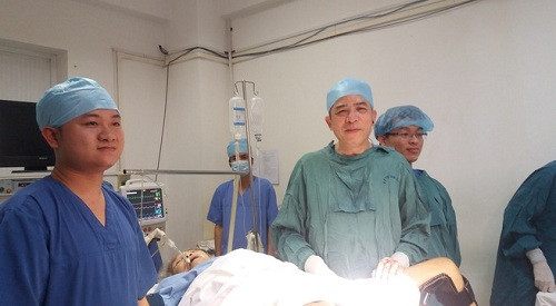 Ê kíp bác sĩ phẫu thuật cho cụ Định. Ảnh: Thanh Loan.