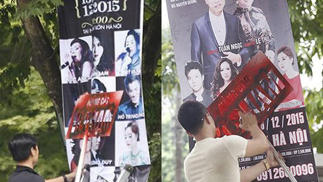 Sở Văn hóa-Thể thao đang tiến hành phun sơn lên các băng rôn vi phạm. Ảnh: VIẾT THỊNH