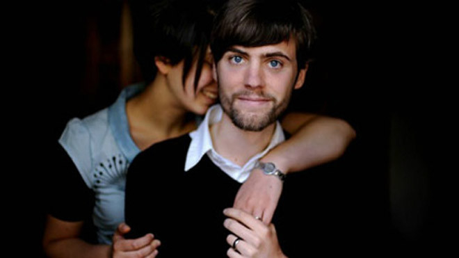 Cuộc hôn nhân của Paul Cox và người vợ Amanda chỉ có ôm hôn mà không sex. Ảnh: The Guardian.