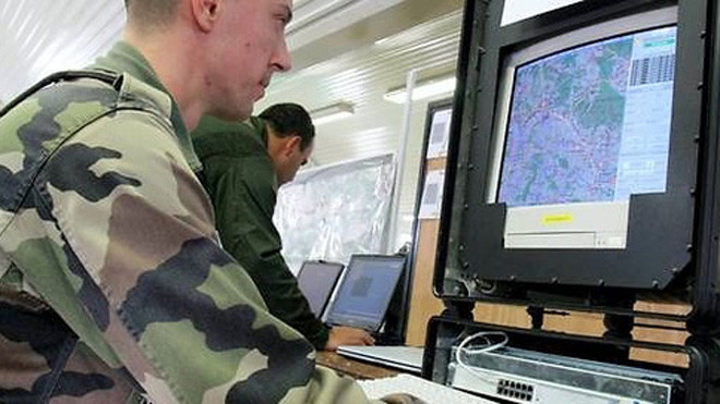 Nhân viên tình báo Pháp tìm kiếm thông tin. (Ảnh minh họa)