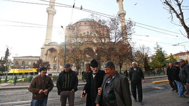 Khu vực lao động tự do Thổ Nhĩ Kỳ tập trung chờ thuê mướn. Ảnh: NYT