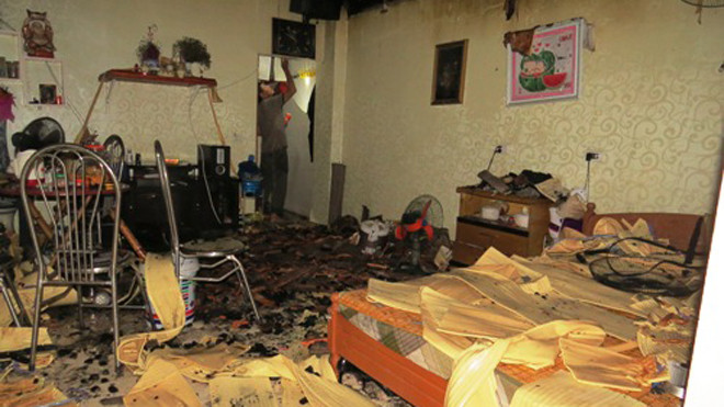 Phú châm lửa đốt nhà mẹ đẻ khiến lửa táp sang làm cháy nhà bà Lương Thị Khánh. Ảnh: Giang Chinh