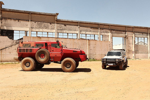 Hummer trở nên nhỏ bé khi đứng cạnh Paramount Marauder (đỏ).