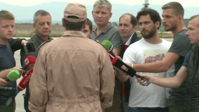 Murakhtin (quay lưng) tuyên bố sẽ 'trả món nợ' vì đồng đội đã hy sinh. Ảnh: RT