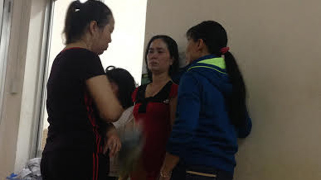 Người thân hai nạn nhân tại bệnh viện