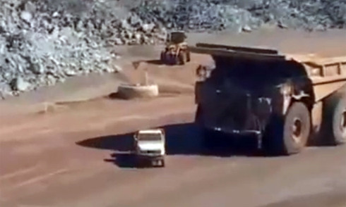 Xe tải khổng lồ chèn bẹp dúm ôtô 'ngáng đường'