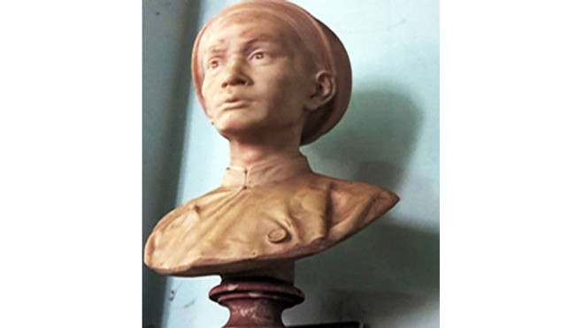 Tượng bán thân Huyện Sỹ tại nhà thờ do chính ông bỏ tiền xây dựng. Ảnh: Đ.N