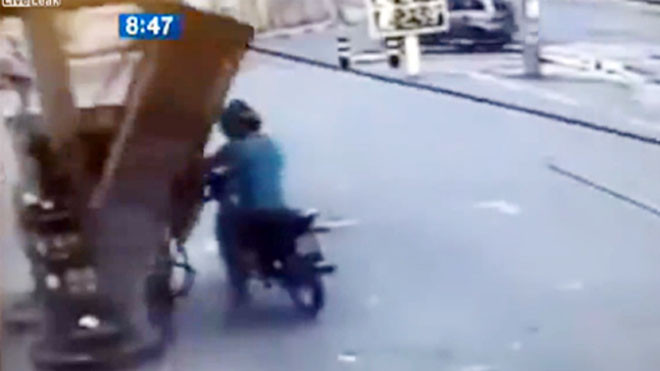 Tài xế ô tô kéo đổ cây xăng đè trúng người dân