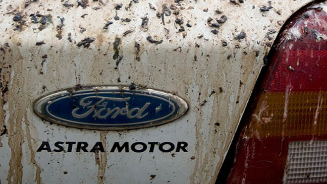 Phân chim sáo đá phủ kín xe ô tô. Ảnh: Reuters.