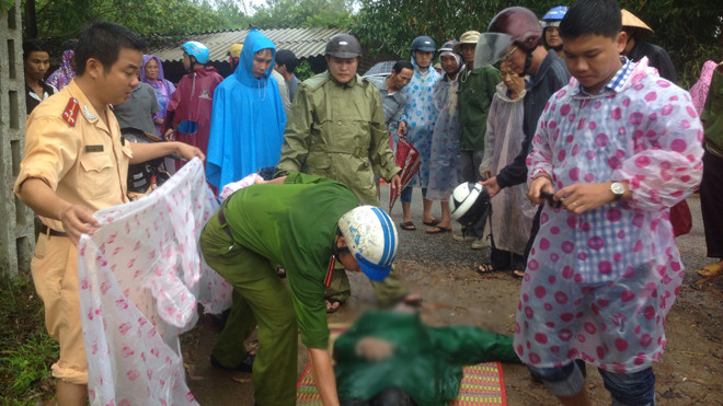 Cơ quan chức năng khám nghiệm hiện trường vụ việc. Ảnh: Hải Châu