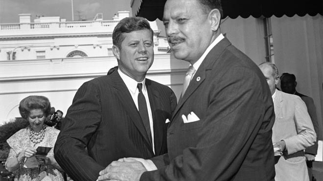 Tổng thống J.F. Kennedy (bên trái ảnh).