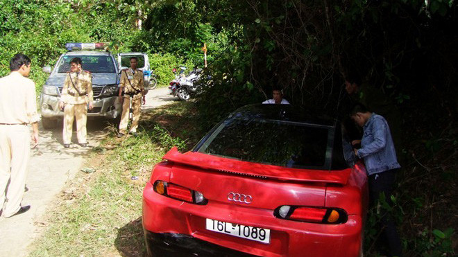 Sau 15 km bỏ chạy, chiếc xe bị chặn lại ven đường. Ảnh: Công an cung cấp.